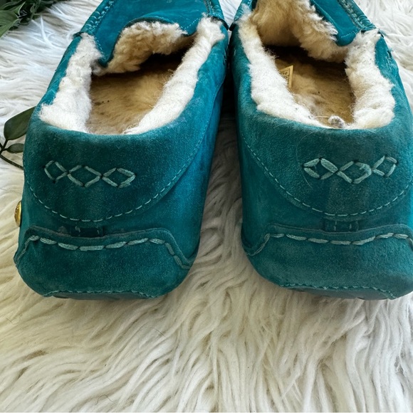 Size 11 UGG Women's Moccasins in Teal with Plush Lining - Picture 3 of 7